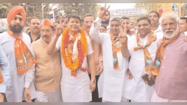 बरेली में भाजपा के मेयर प्रत्याशी उमेश गौतम, निर्दलीय डॉ.आईएस तोमर और सपा के संजीव सक्सेना ने कराया नामांकन