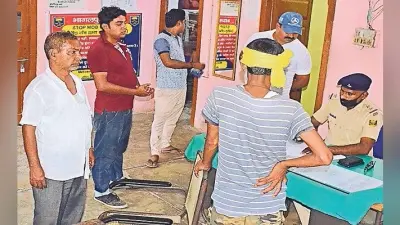 जमीन के विवाद को लेकर दो पक्षों में मारपीट, युवक के जेब में रखा बम फटा, दो जख्मी