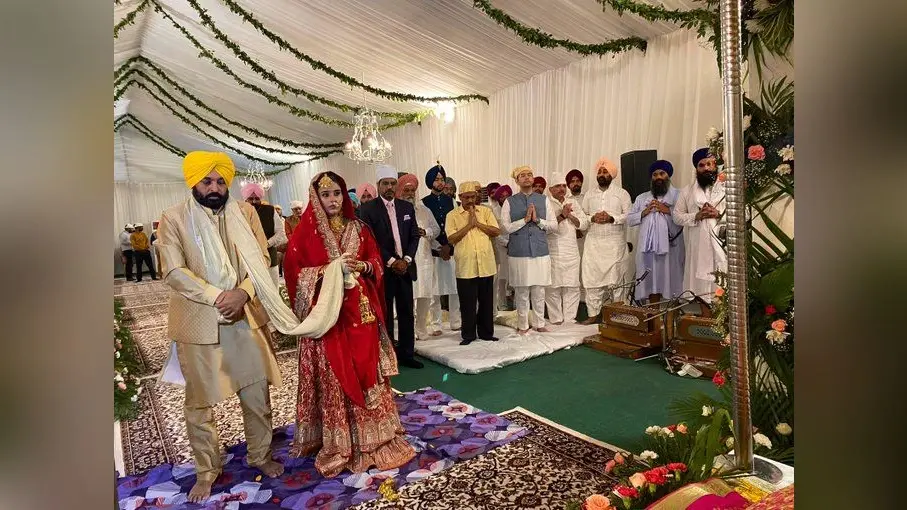 भगवंत मान के घर आई दुल्हनिया, अरविंद केजरीवाल ने निभाई पिता की रस्में, राघव चड्ढा बने बाराती, Photo
