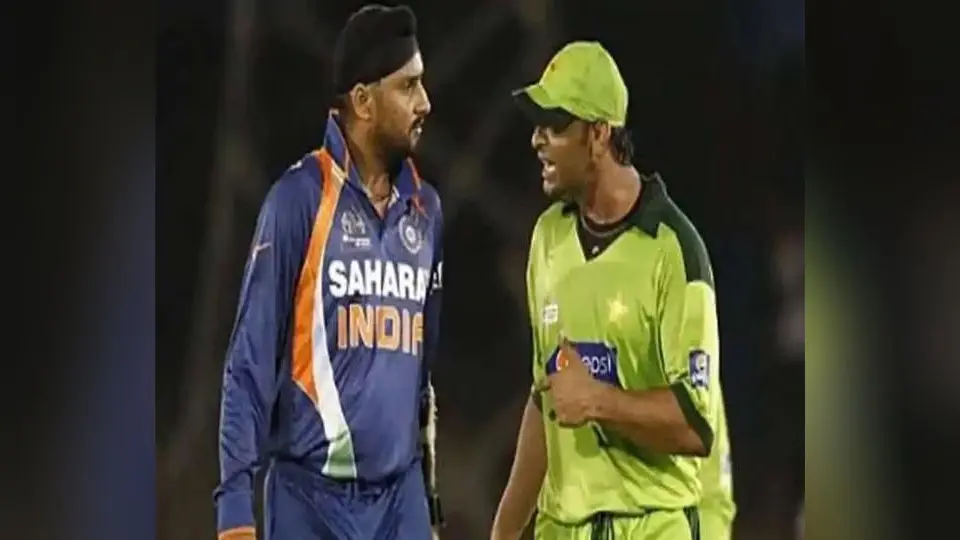 Harbhajan Singh Retirement: जब मैच में हरभजन से लड़ाई के बाद उनके होटल के कमरे में पहुंच गए शोएब अख्तर