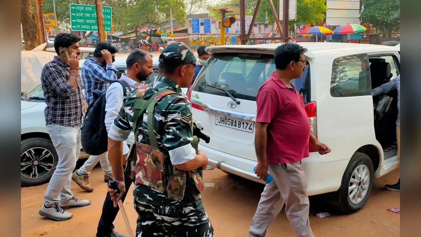 झारखंड : सिमडेगा में राजस्व कर्मचारी के आवास में ईडी की छापेमारी, साढ़े 8 घंटे पूछताछ के बाद हिरासत में लिया