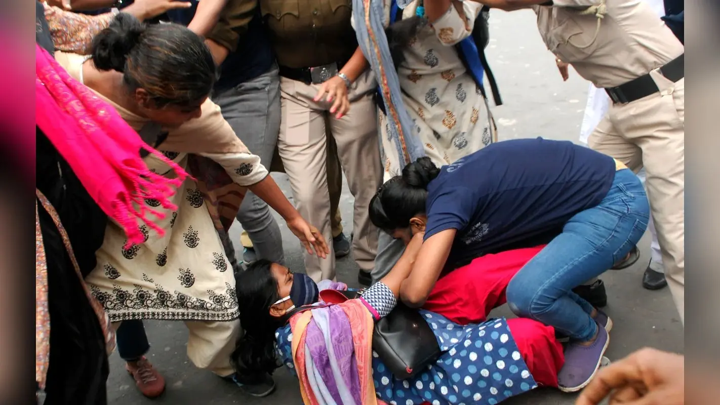 भारत बंद के समर्थन में सड़कों पर उतरे कांग्रेस-वाममोर्चा के समर्थक, दो जगह लाठीचार्ज