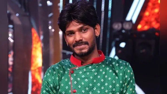 Indian Idol 12 में अपनी गरीबी को कैश करा रहे हैं सवाई भट्ट? इन तस्वीरों में दिखी सच्चाई…