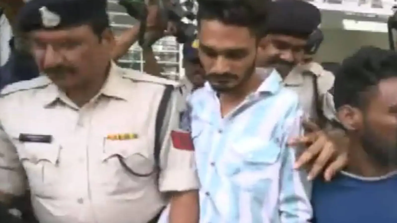 भोपाल में हैवानियत पर चला हथौड़ा, युवक के गले में पट्टा बांधने वाले आरोपी के घर चला बुलडोजर