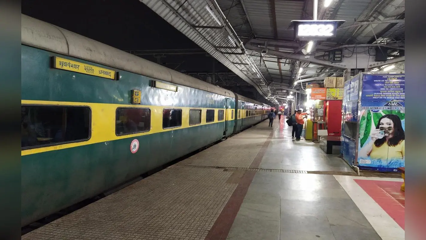 Indian Railways: धनबाद- पटना इंटरसिटी एक्सप्रेस में हटा फर्स्ट AC कोच, रेलवे ने की बुकिंग बंद