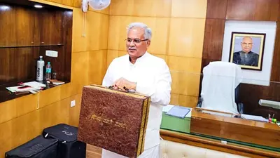 गोबर से बना बैग लेकर बजट पेश करने पहुंचे भूपेश बघेल, छत्तीसगढ़ में पुरानी पेंशन योजना लागू करने का ऐलान