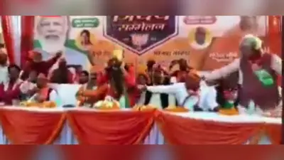 UP Election 2022: नाराज जनता के बीच फंसे BJP विधायक, भूपेश चौबे ने कान पकड़कर लगाई उठक-बैठक