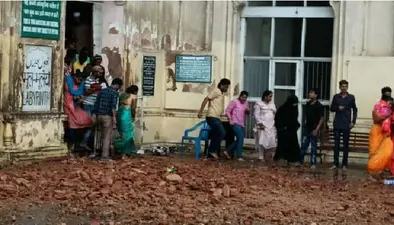 Lucknow News: लखनऊ में बारिश का कहर, बड़ा इमामबाड़ा के एंट्री गेट की अचानक गिरी दीवार, बाल-बाल बचे पर्यटक