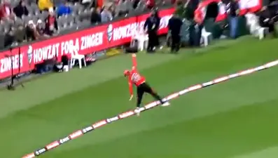 Big Bash League: इस ऑस्ट्रेलियाई क्रिकेटर ने हवा में उड़कर पकड़ा शानदार कैच, आप भी देखें Video