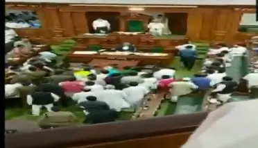 बिहार विधानसभा में सत्ता पक्ष और विपक्ष के नेताओं के बीच धक्कामुक्की, वेल में आकर पलट दी कुर्सी, देखें वीडियो
