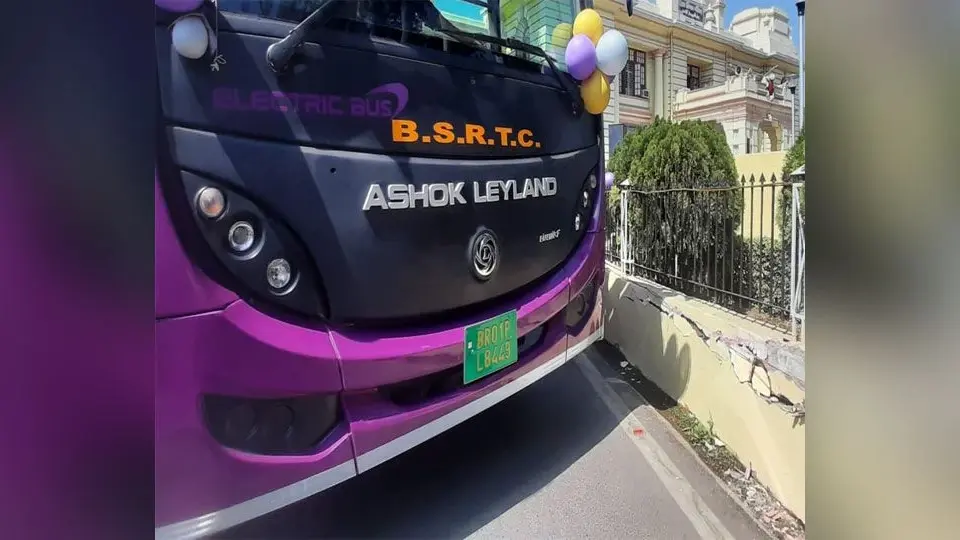 पटना एयरपोर्ट से दरभंगा एयरपोर्ट के लिए चली इलेक्ट्रिक बस, बेतिया और सीतामढ़ी के लिए चलायी जायेंगी सीएनजी बसें