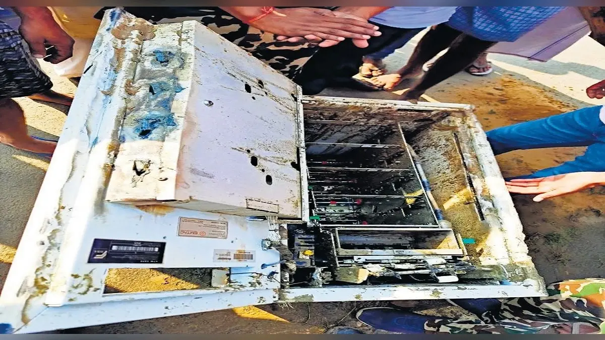 अल्पना मार्केट में एटीएम काट रहे तीन अपराधियों को पुलिस ने पकड़ा, ATM से लाखों रुपये कैश लूटने की थी तैयारी