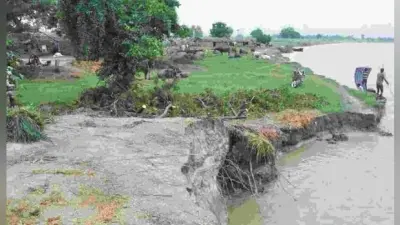 Flood in Bihar: गंडक नदी का जलस्तर गिरा, पानी के तेज धारा से कटाव जारी, दहशत में बांध के आसपास वाले गांव
