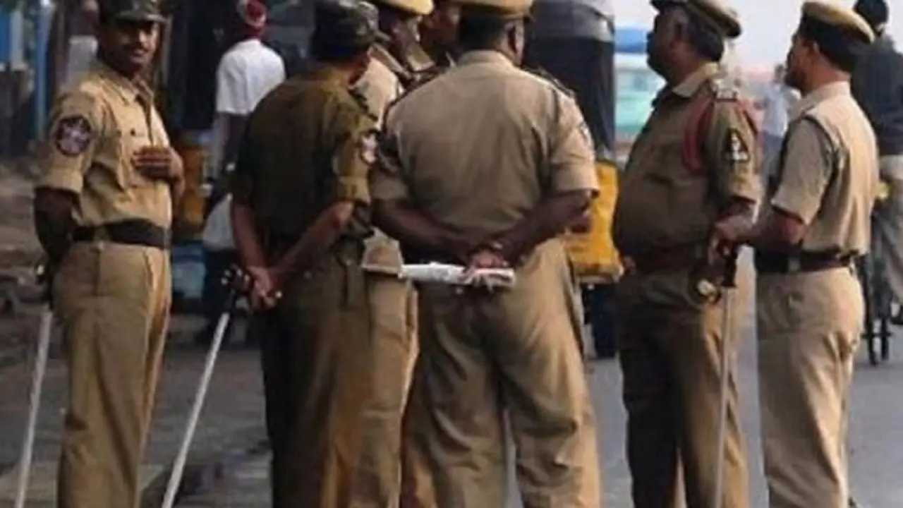 पटना के यारपुर में 200 घरों में छापेमारी करने 60 गाड़ियों से पहुंची पुलिस, पांच धंधेबाज गिरफ्तार
