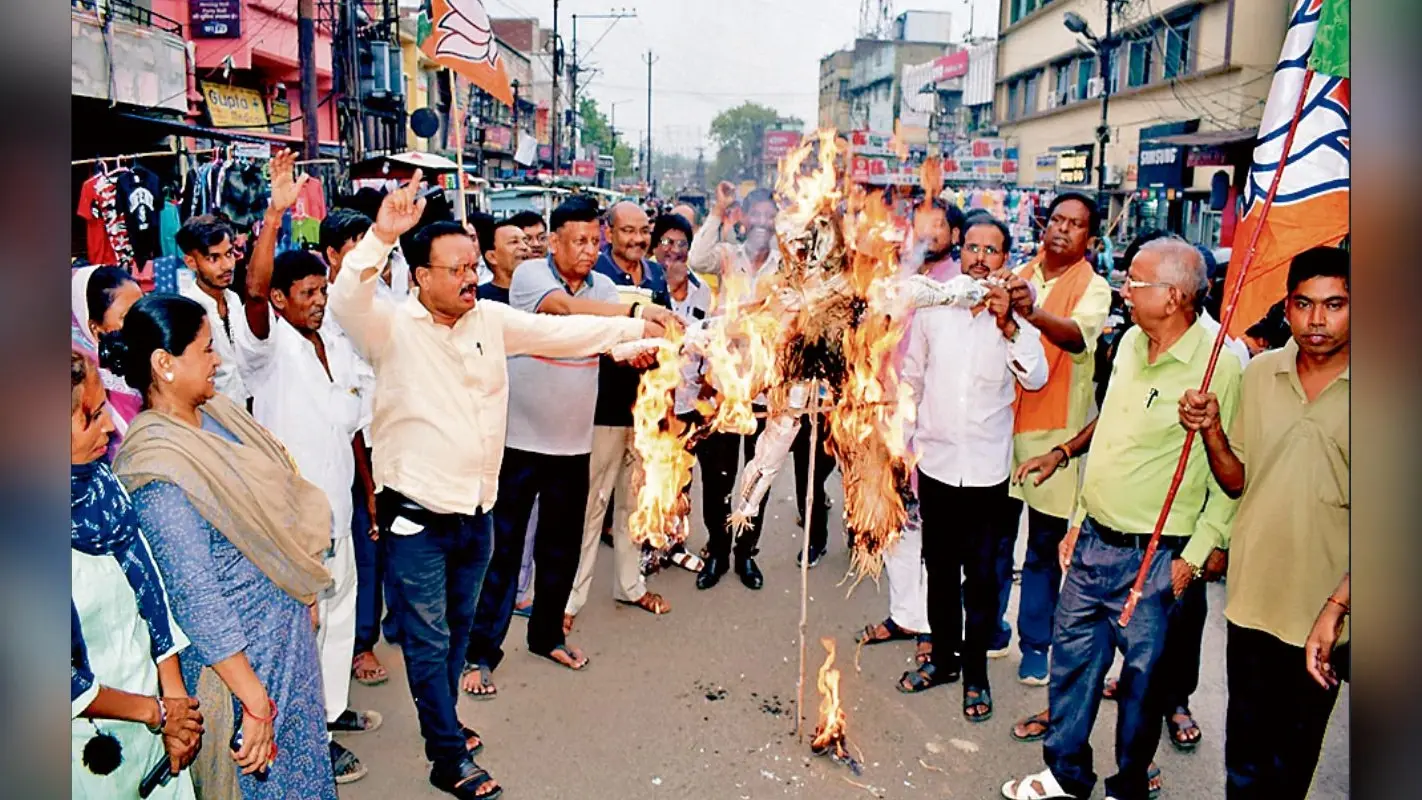 धनबाद में बिजली के लिए शहर से लेकर गांव तक मचा हाहाकार, 8 से 10 घंटे ही हो रही आपूर्ति