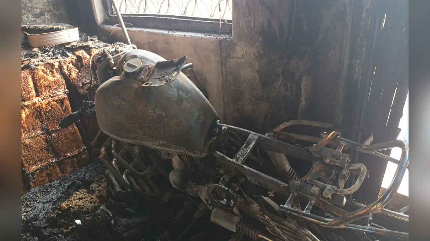 झारखंड : रविवार को बेटे की होनी थी सगाई, रात में लगा दी दुकान में आग, पाकुड़ के हिरणपुर के इस घटना को पढ़ें