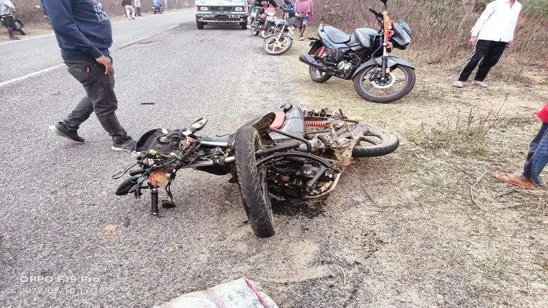 Muzaffarpur: रजला कट प्वाइंट के पास बेकाबू वाहन ने बाइक सवार को पीछे से मारी टक्कर, मौके पर हुई मौत