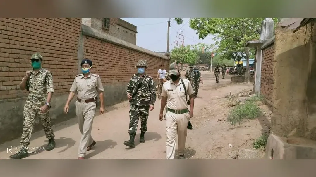 Bengal Election 2021: बीरभूम में पुलिस ने वोटर्स को किया जागरूक, कहा- बेफिक्र होकर करें वोट, हम हैं आपके साथ