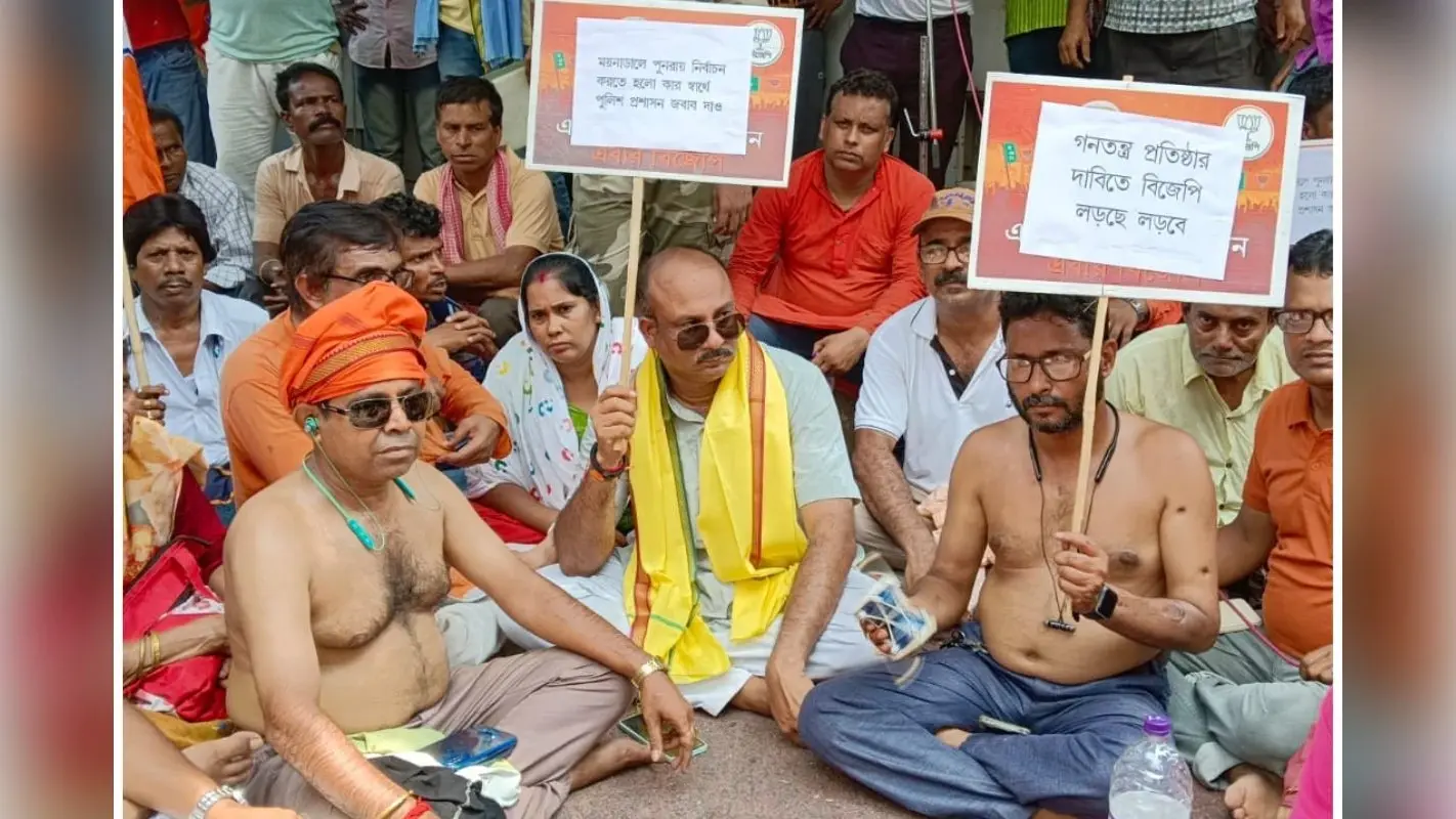 राज्य भर में वोट लूट, हत्या के खिलाफ डीएम कार्यालय के सामने भाजपा कार्यकर्ताओं ने अनोखे ढंग से किया प्रदर्शन