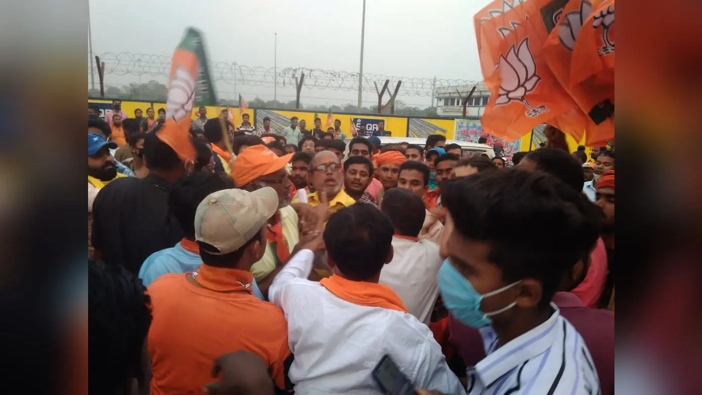 Bengal Election 2021: TMC समर्थकों के BJP में शामिल होने का विरोध, दुर्गापुर में दो पक्षों में झड़प, मौके पर पहुंची पुलिस