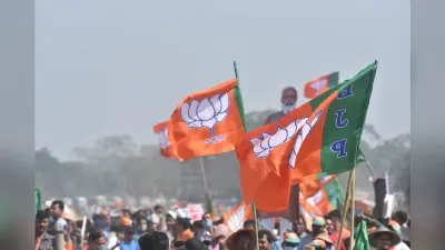 WB Chunav 2021 : टिकट बंटवारे के बाद बागी हुए BJP के कार्यकर्ता? पार्टी कैंडिडेट के पोस्टर पर टांग दी जूते की माला