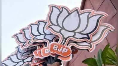 UP Chunav 2022: सियासी पिच पर दरकी रिश्तेदारी, पिता के खिलाफ चुनावी मैदान में बेटी!