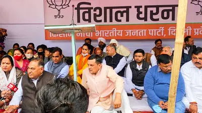 केजरीवाल के घर के पास अनिश्चितकालीन धरना पर भाजपा के नेता, किसानों से सौतेला बर्ताव का लगाया आरोप