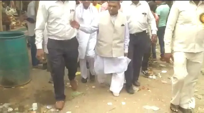Agra News: मेले का उद्घाटन करने गए भाजपा विधायक छोटेलाल वर्मा के जूते मंदिर से हुए चोरी, हो गए न हैरान?