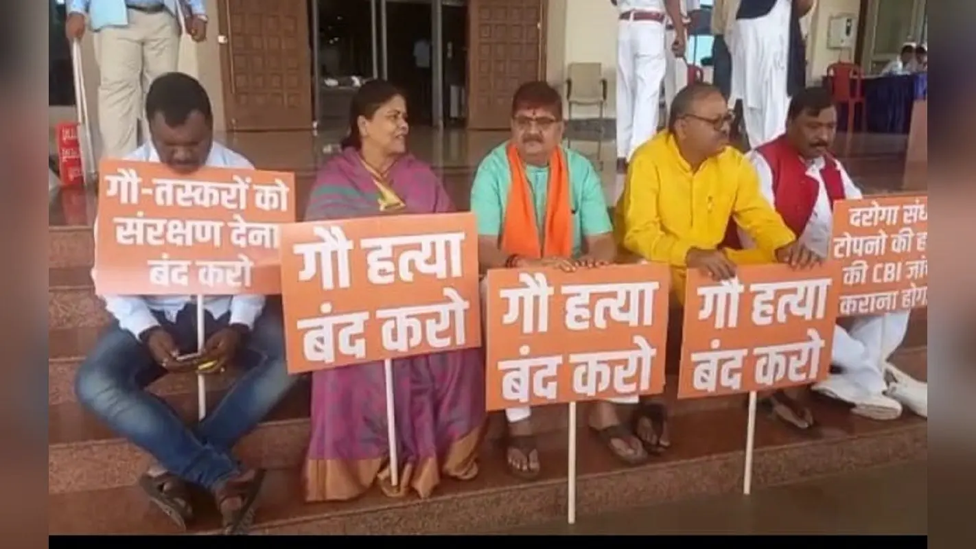 झारखंड विधानसभा में बीजेपी विधायकों का हंगामा, भाजपाइयों पर लाठीचार्ज का ऐसे किया विरोध
