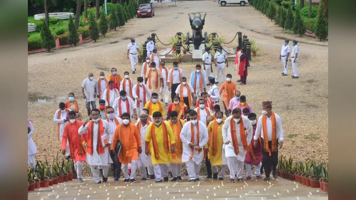 शुभेंदु से मुलाकात के बाद गवर्नर जगदीप धनखड़ ने ममता पर फिर बोला हमला, कहा- बंगाल में अंतिम सांसें गिन रहा है लोकतंत्र