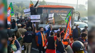 Delhi Chakka Jam: दिल्ली की सड़कों पर रेंग रहीं हैं गाड़ियां, भाजपा के चक्का जाम से आम आदमी परेशान