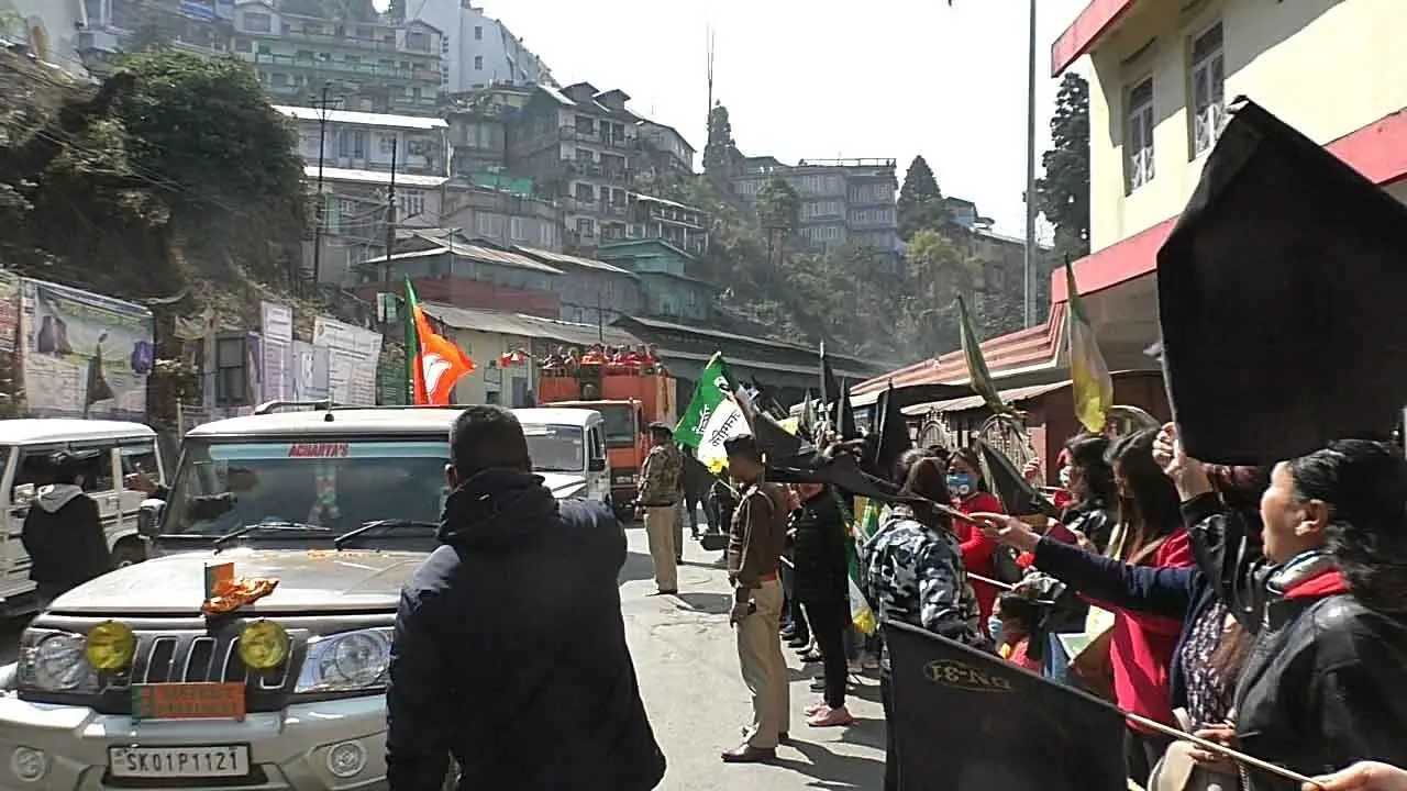 बंगाल चुनाव 2021: दार्जीलिंग में फिर काले झंडे से हुआ दिलीप घोष का स्वागत, भाजपा अध्यक्ष ने कही ये बात