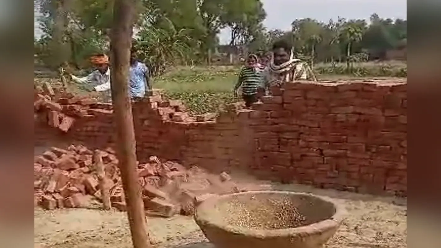 बलिया में ग्राम प्रधान के परिजनों पर FIR दर्ज, गरीब के घर में तोड़फोड़ करने का वीडियो हुआ था वायरल