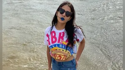 सारा अली खान ने ब्लू लिपस्टिक लगाकर लहरों के बीच यूं दिए पोज, फैंस बोले- नीला सम्रुद्र और…