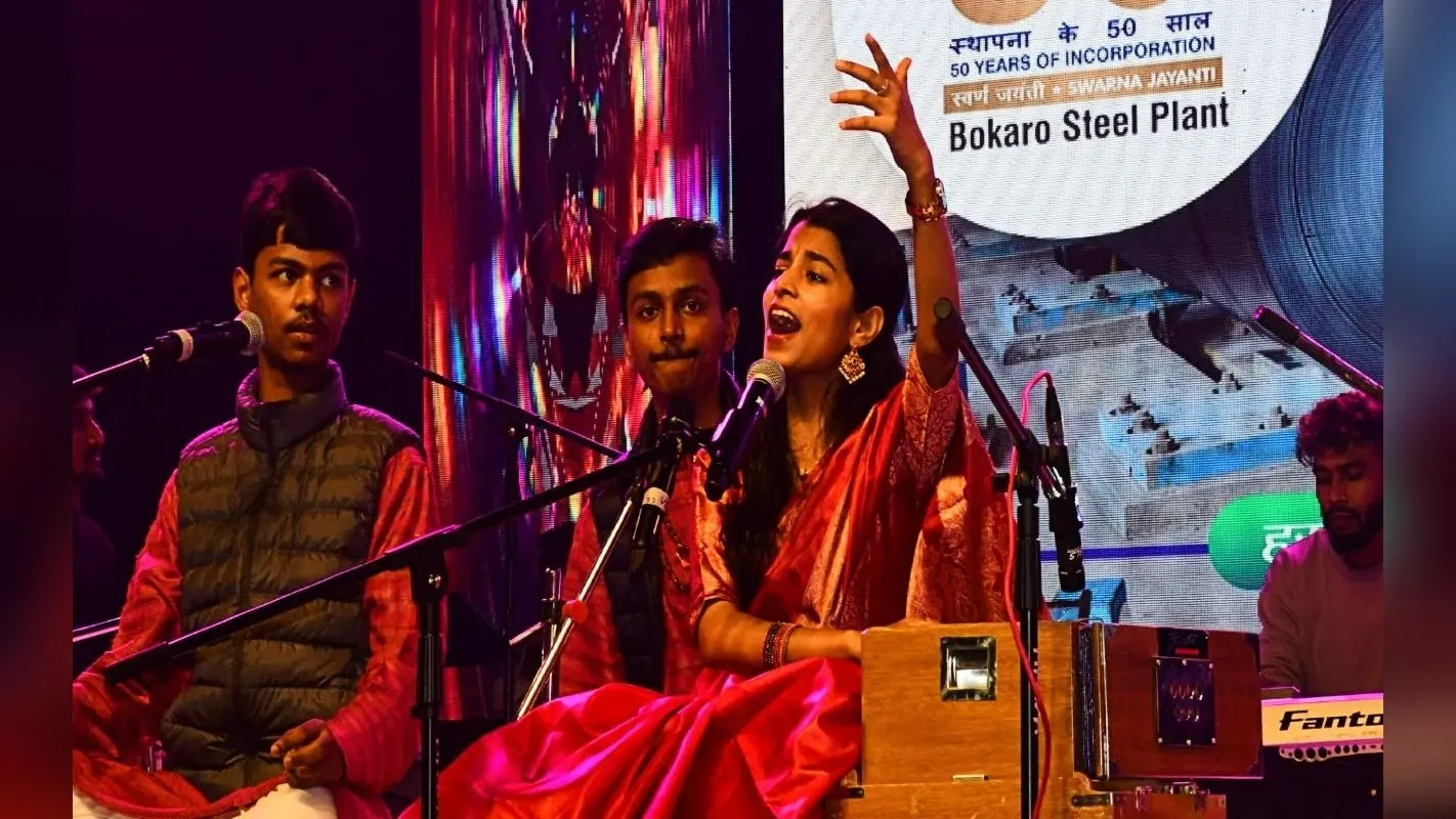 PHOTOS: लोक गायिका मैथिली ठाकुर ने बिखेरा सुरों का जलवा, लेजर शो में दिखा BSL का इतिहास