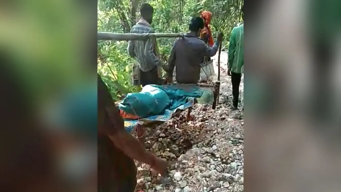 झारखंड के बोकारो जिले के संताली बहुल गांव असनापानी में आज भी ‘खाट’ पर है स्वास्थ्य व्यवस्था, आदिम युग में जीने को हैं मजबूर ग्रामीण