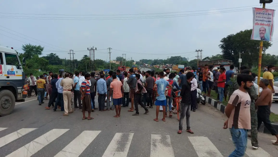 Jharkhand News : बोकारो में सड़क हादसे में स्कूटी सवार की मौत, गुमला में बाल-बाल बचे ड्राइवर-खलासी