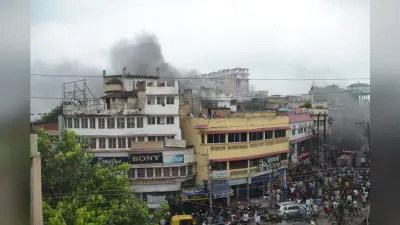 इलेक्ट्रॉनिक दुकान में लगी आग, लाखों के नुकसान की आशंका, आग पर काबू पाने में जुटीं फायर ब्रिगेड की गाड़ियां