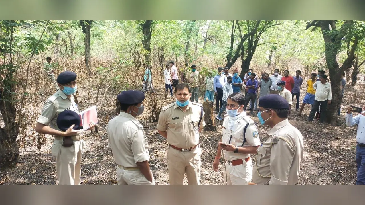 बोकारो संत जेवियर स्कूल के पास सटे जंगल से मिला अज्ञात युवक का अधजला शव, पुलिस मामले की छानबीन में जुटी