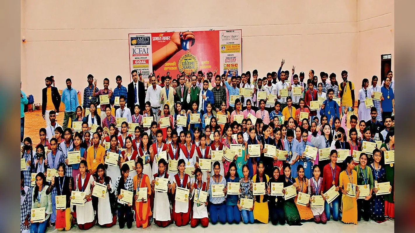 Prabhat Khabar Pratibha Samman: बोकारो में सम्मान पाकर मेधावी विद्यार्थी और उनके Parents के चेहरे खिले