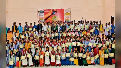 Prabhat Khabar Pratibha Samman: बोकारो में सम्मान पाकर मेधावी विद्यार्थी और उनके Parents के चेहरे खिले