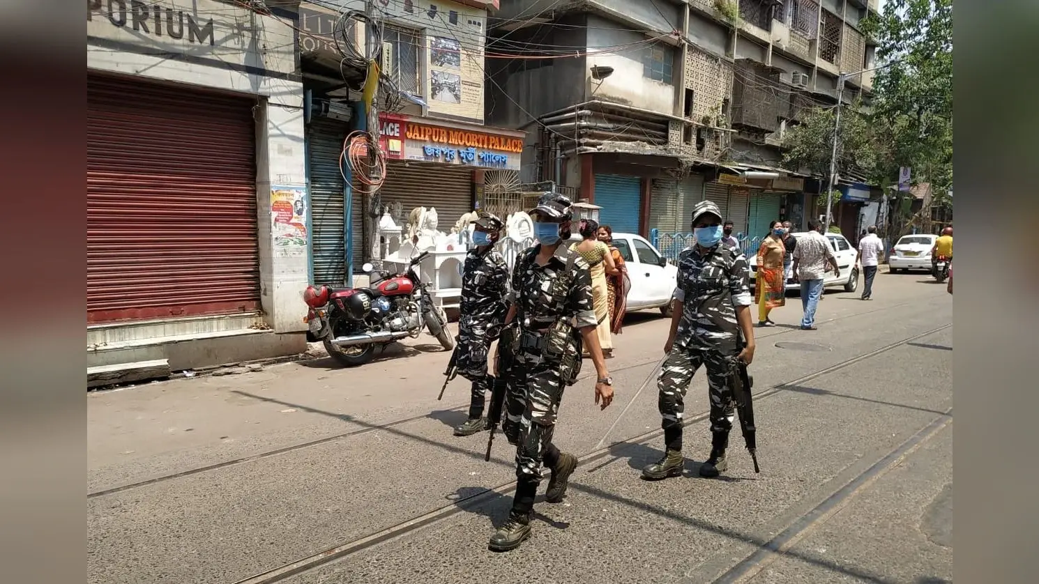 कोलकाता में बीजेपी कैंडिडेट मीना देवी पुरोहित की गाड़ी पर फेंका गया बम, पुलिस ने दो युवक को किया गिरफ्तार