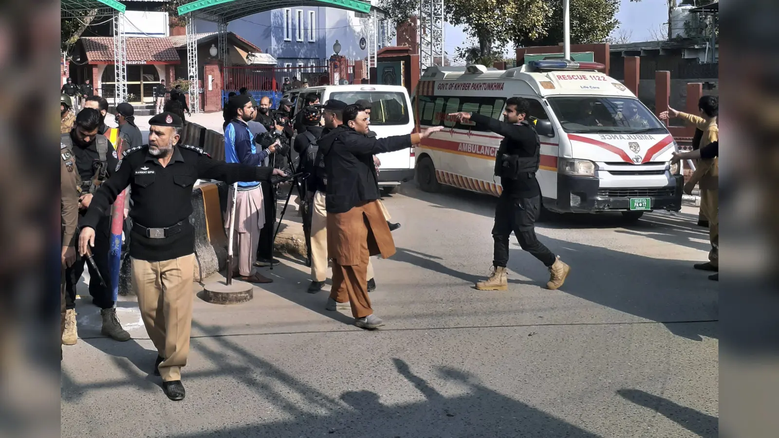 Peshawar Blast Updates: धड़ अलग, आत्मघाती हमलावर का सिर बरामद, जानें क्या है ताजा अपडेट
