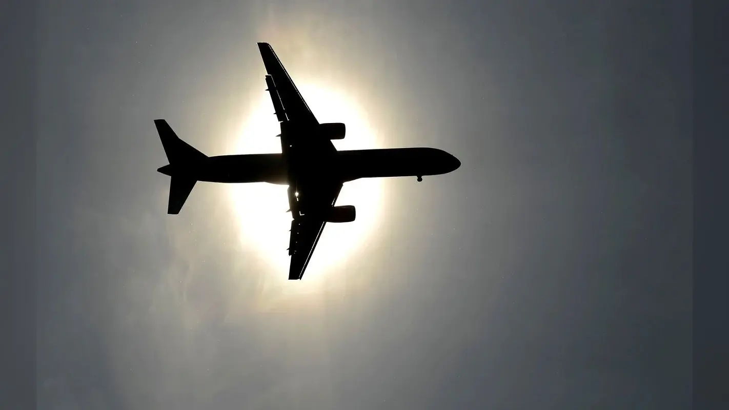 Bomb In Flight: मॉस्को से दिल्ली आ रही फ्लाइट में बम की सूचना से हड़कंप, फ्लाइट की जांच जारी