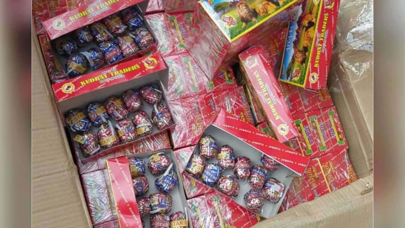 Photos : दीपवाली से पहले बड़े पैमाने पर अवैध पटाखे जब्त, तीन गिरफ्तार
