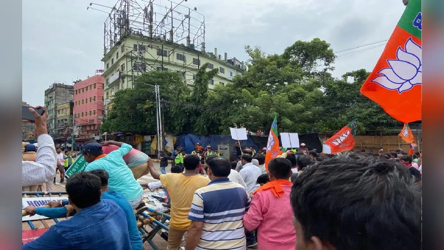 भाजपा का नबान्न अभियान: रणक्षेत्र बना हावड़ा, ईंट-पत्थर, आंसू गैस के गोले दागे गये, हुई पानी की बौछार