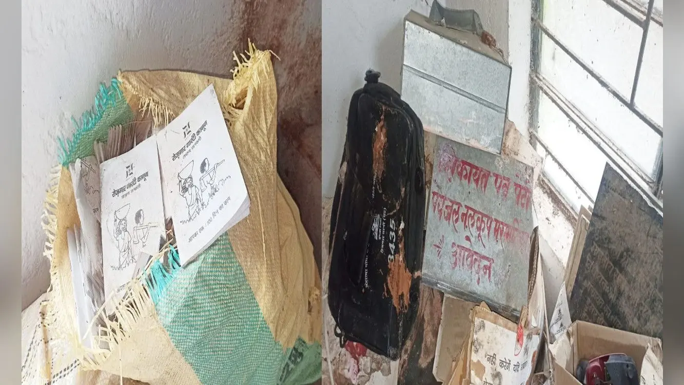 रोजगार गारंटी कानून की किताबें बोरा में बंद, तो गुमला ब्लॉक में शिकायत पत्र पेटी कबाड़ में फेंका