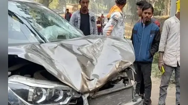 रोहतास में कार और बाइक में भीषण टक्कर, जानवर को बचाने के दौरान हुआ हादसा