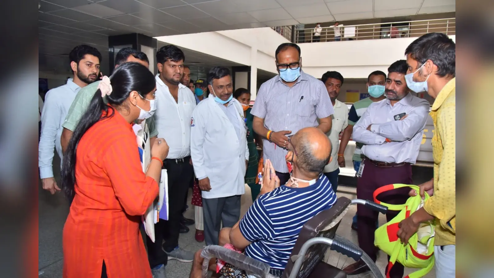 डिप्टी सीएम ब्रजेश पाठक आम आदमी बनकर पहुंचे केजीएमयू ट्रॉमा सेंटर, हड़कंप, मास्क लगाकर लग गए लाइन में