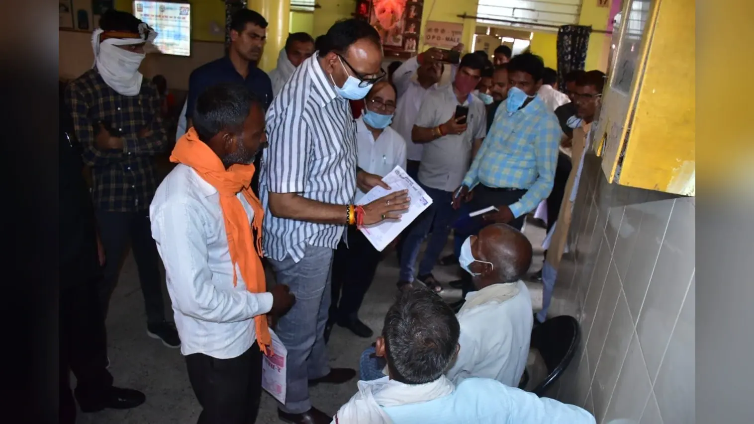 डिप्टी CM ब्रजेश पाठक ने बछरावां CHC में मारा छापा, मरीजों से जाना डॉक्टर्स का ‘हाल’, फिर लगाई ‘क्लास’